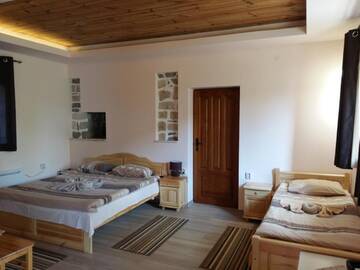 Фото номера Трехместный номер с собственной ванной комнатой Гостевой дом Guest House Friends г. Emen 5