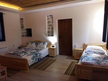 Фото номера Трехместный номер с собственной ванной комнатой Гостевой дом Guest House Friends г. Emen 2