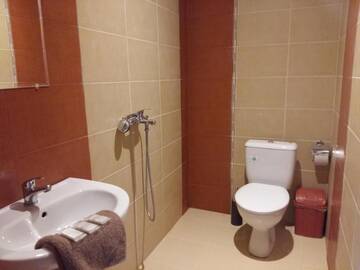 Фото номера Трехместный номер с собственной ванной комнатой Гостевой дом Guest House Friends г. Emen 3